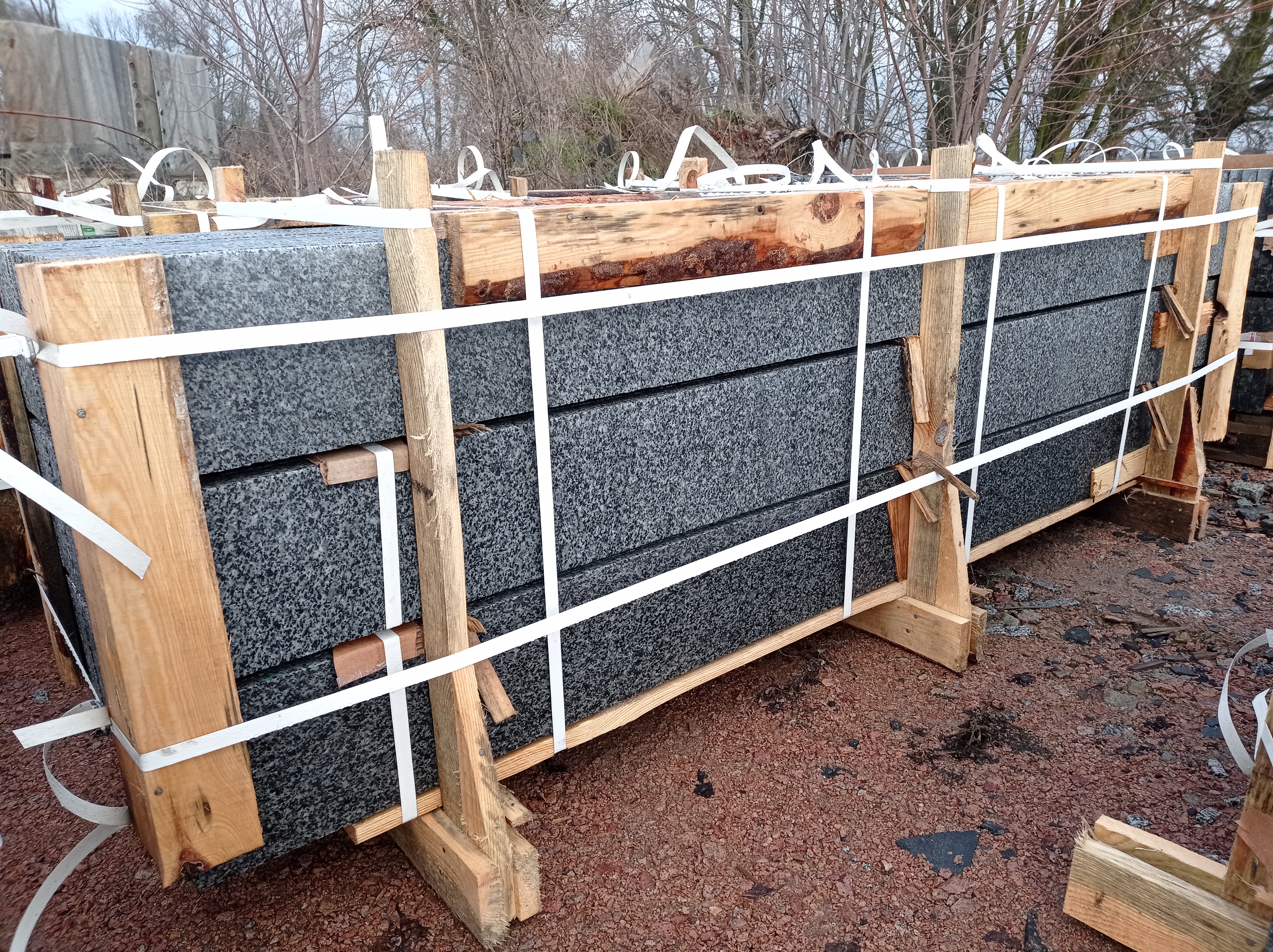 Сляби та облицювальні плити для меморіальних комплексів